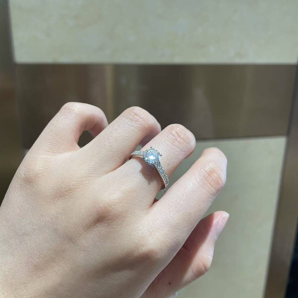 直臂微镶四爪女戒S925银镀白金定制选款主石莫桑钻1.0ct/副石高碳钻